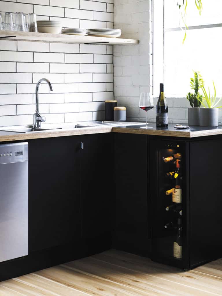 TETE A TETE IN SITU KITCHEN WITH HANDLE COPYRIGHT GARTH ORIANDER
