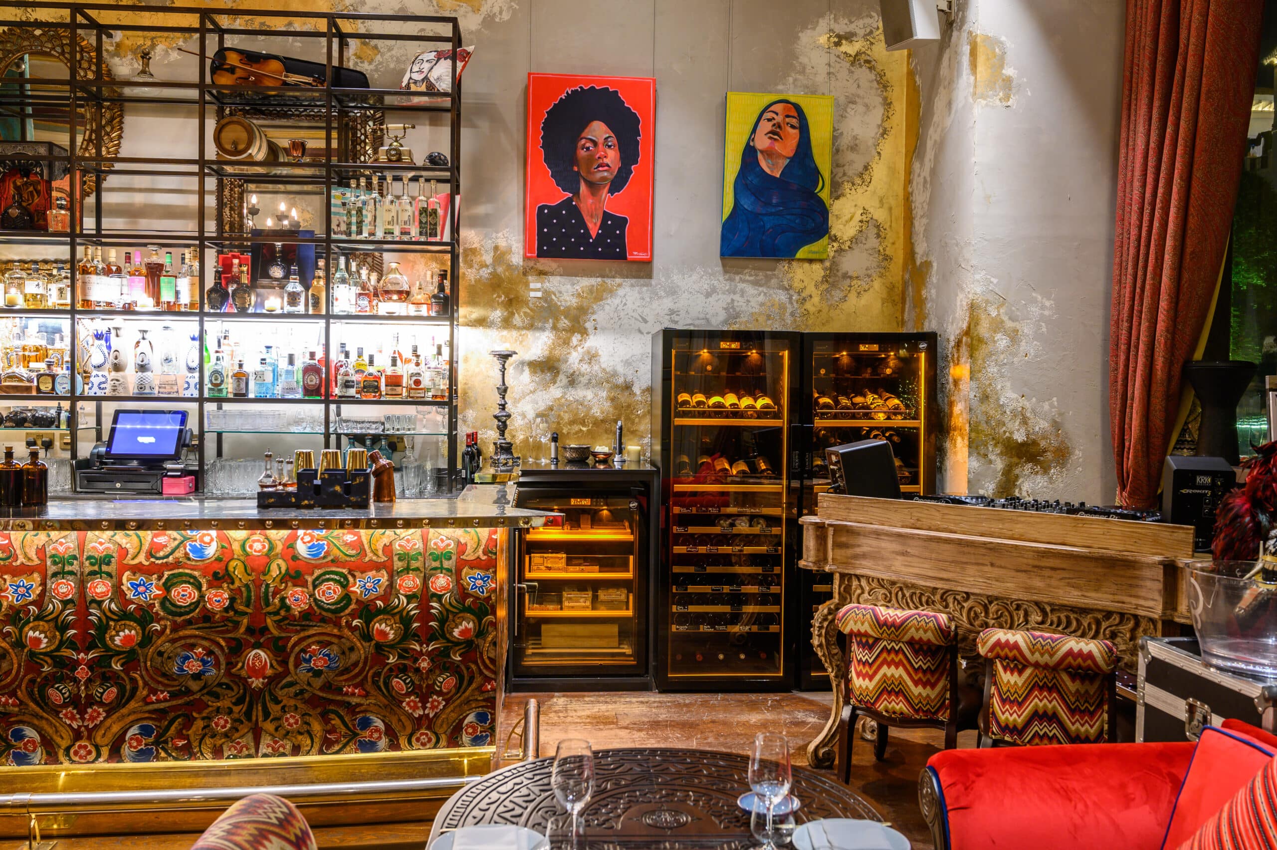 2x Revelation wijnkasten en Humidor sigarenklimaatkast in Coya Restaurant, Dubai