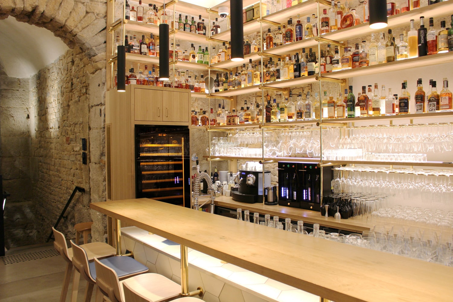 2x Wine Bar 2.0 wijnserveersystemen en Pure wijnkast in Victoire et Thomas, Lyon