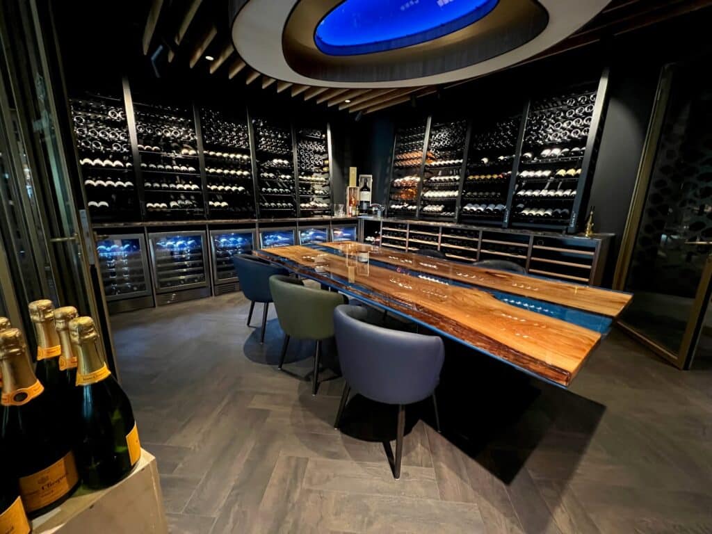 Wijnrekken in restaurant KITA