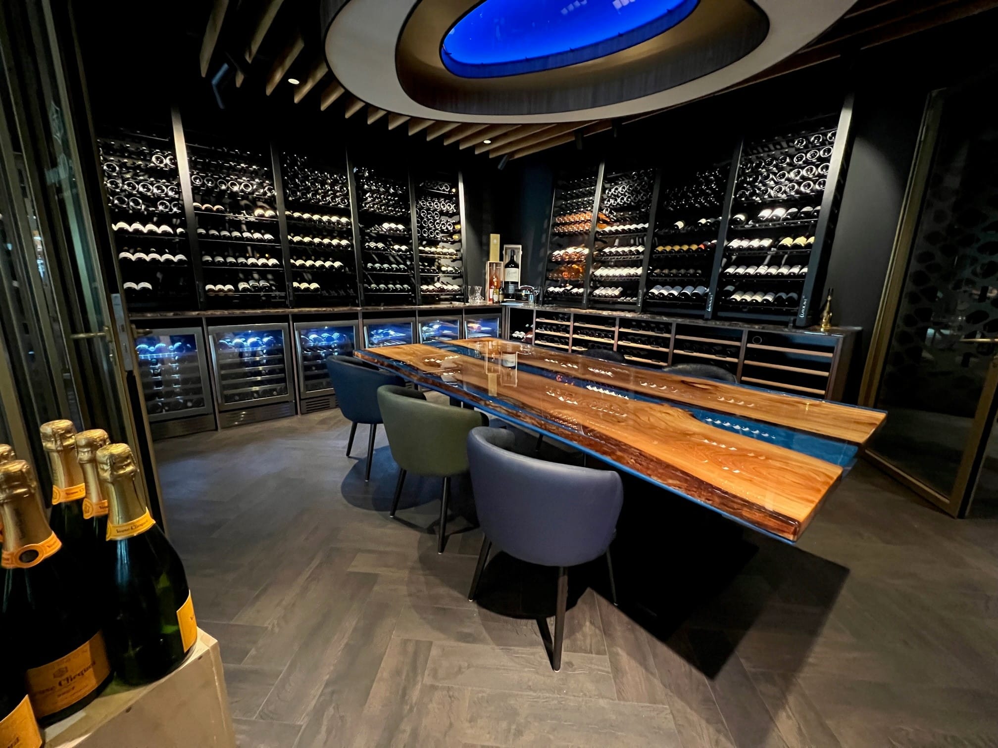 Wijnrekken in restaurant KITA