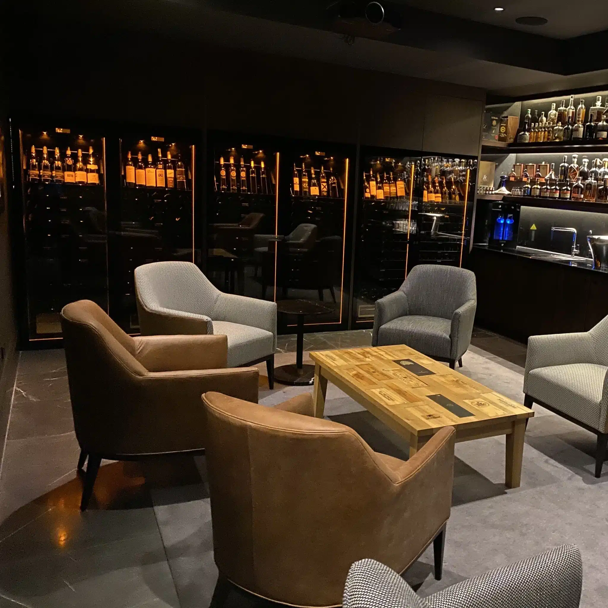Lounge bar omringt met wijn